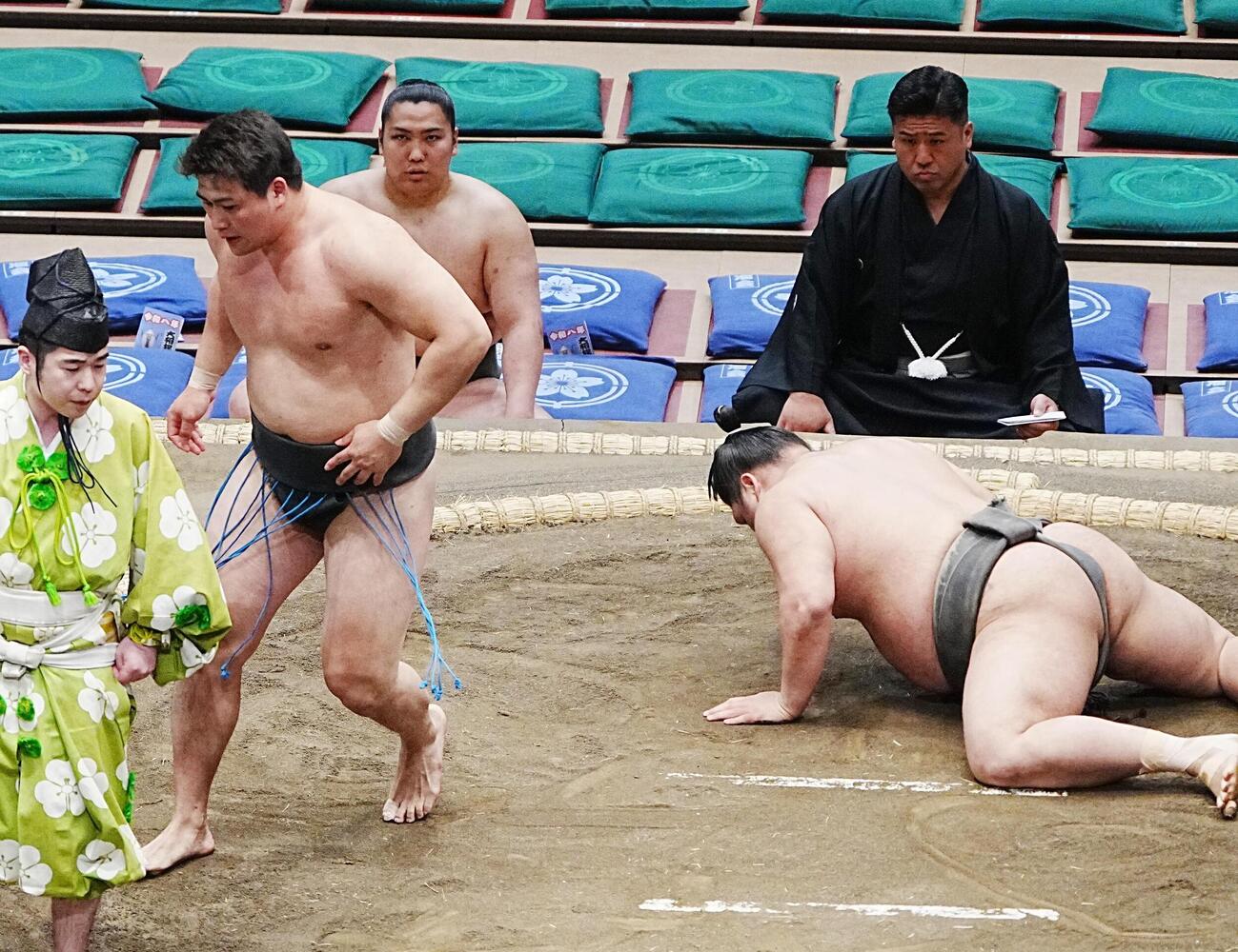 大相撲夏場所初日　若雅（右）を引き落としで破り幕下付け出しデビューを白星で飾った大森（撮影・小沢裕）