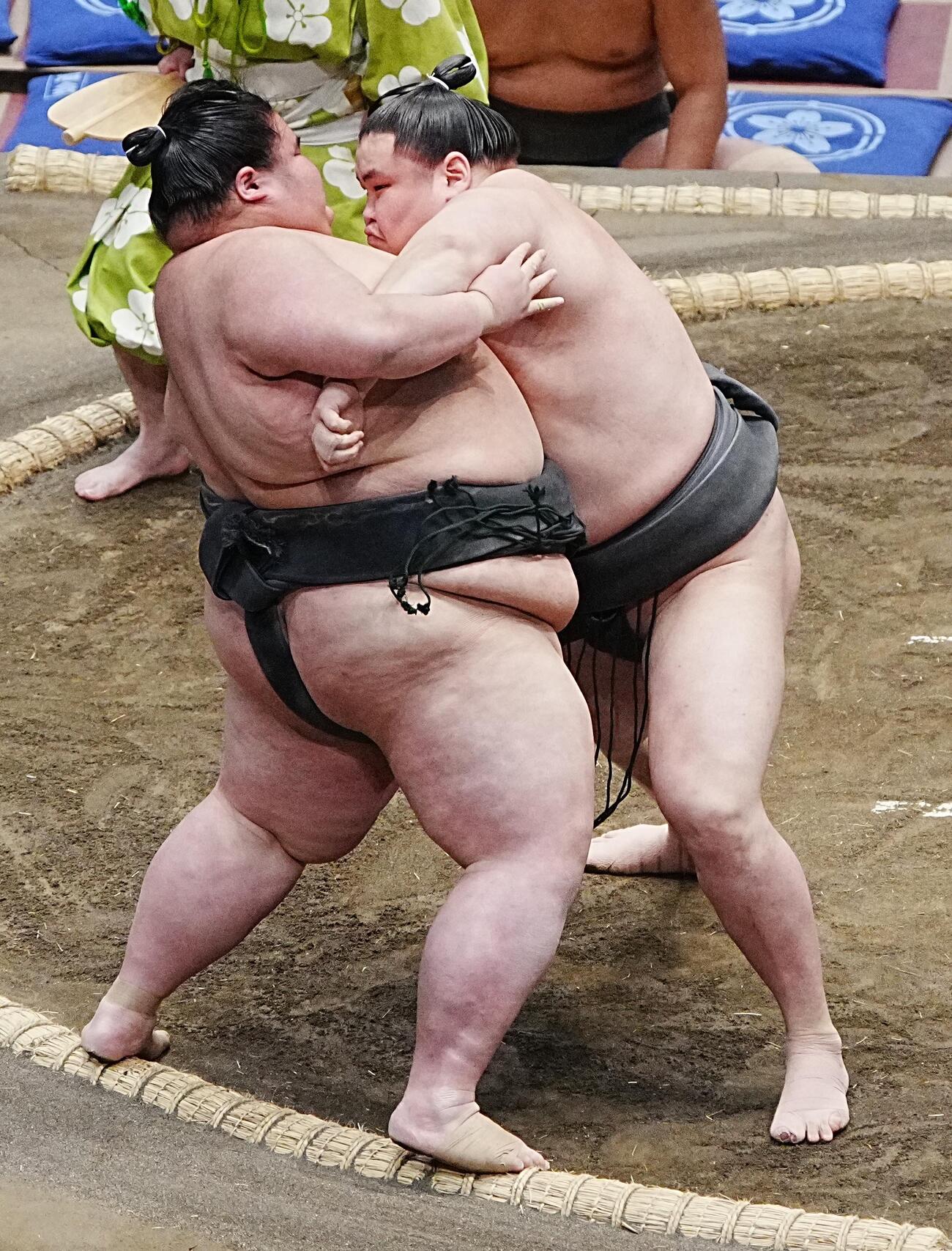 大相撲夏場所初日　旭富士（右）は柏王丸を寄り切りで破る（撮影・小沢裕）