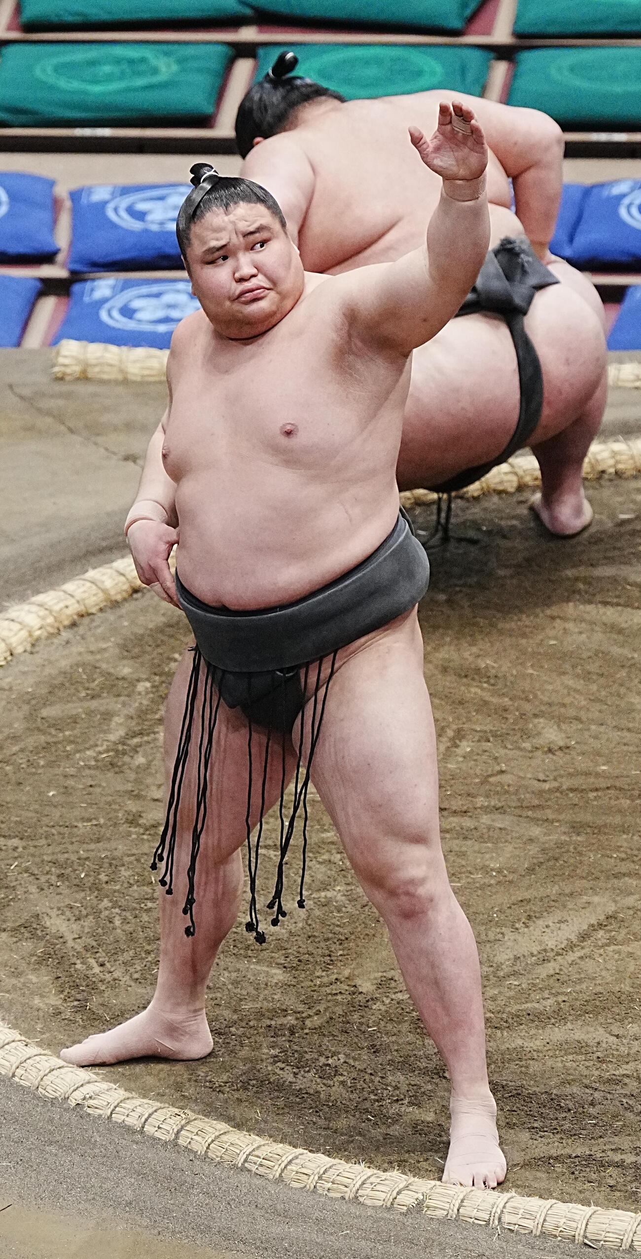 大相撲夏場所初日　取組前の所作を披露する旭富士（撮影・小沢裕）