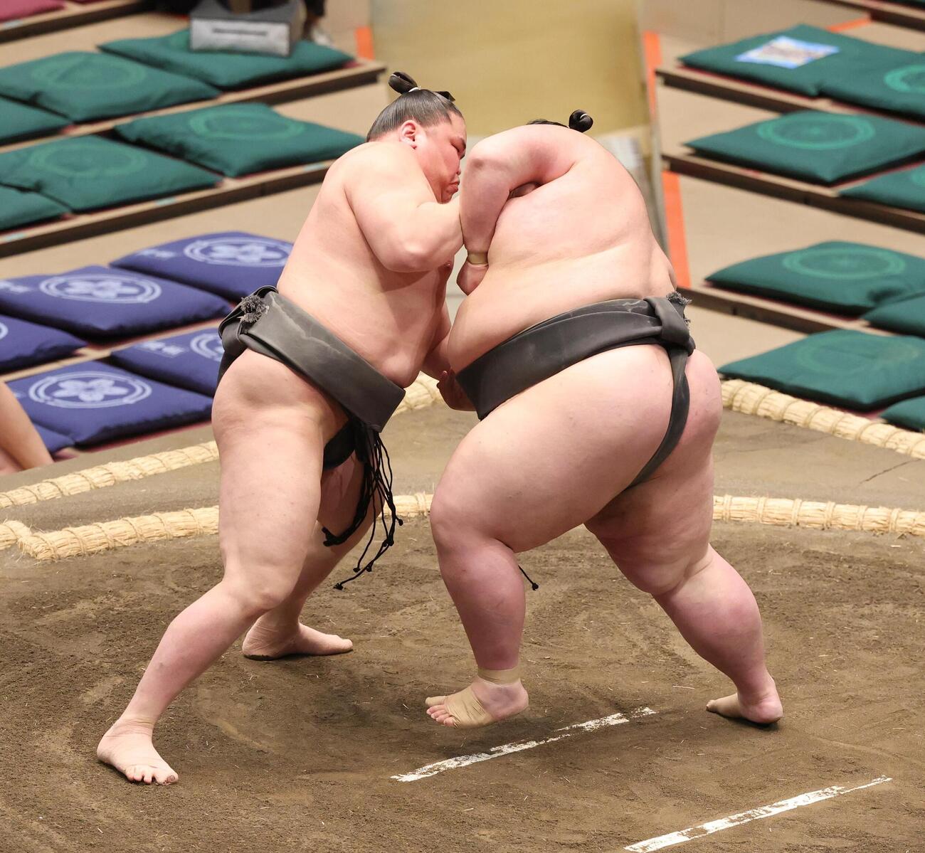 柏王丸（右）を攻める旭富士＝2026年5月10日　