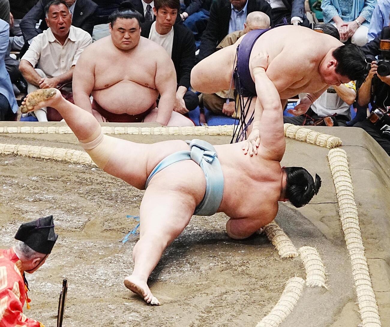 義ノ富士は琴勝峰（下）をすくい投げで破る（撮影・小沢裕）