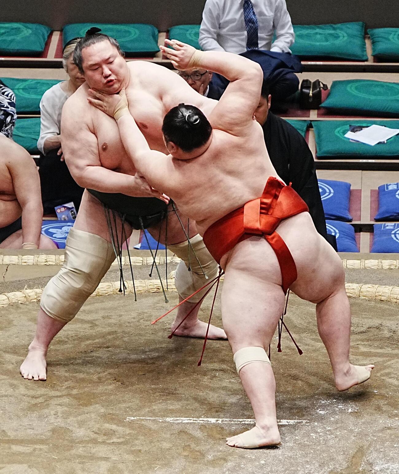 白鷹山（左）を突きで攻める大花竜（撮影・小沢裕）