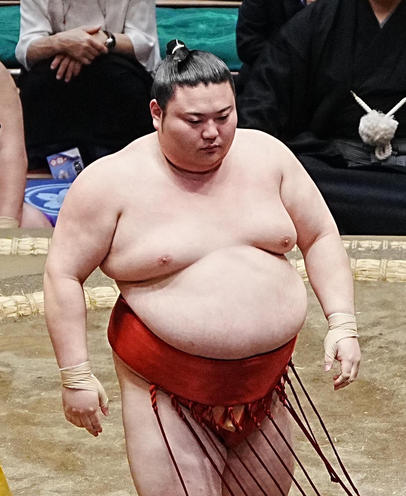 白鷹山を押し出しで破った大花竜　（撮影・小沢裕）