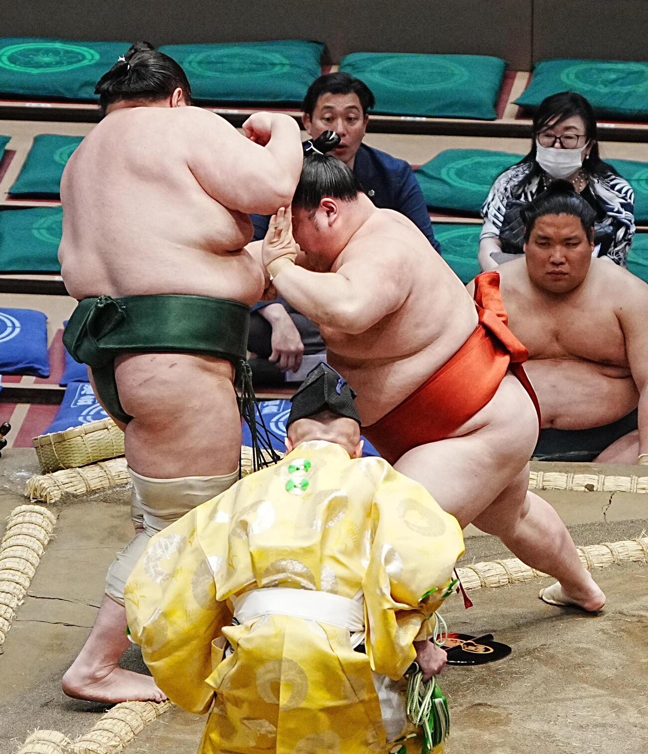 白鷹山（左）を押し出しで破る大花竜（撮影・小沢裕）