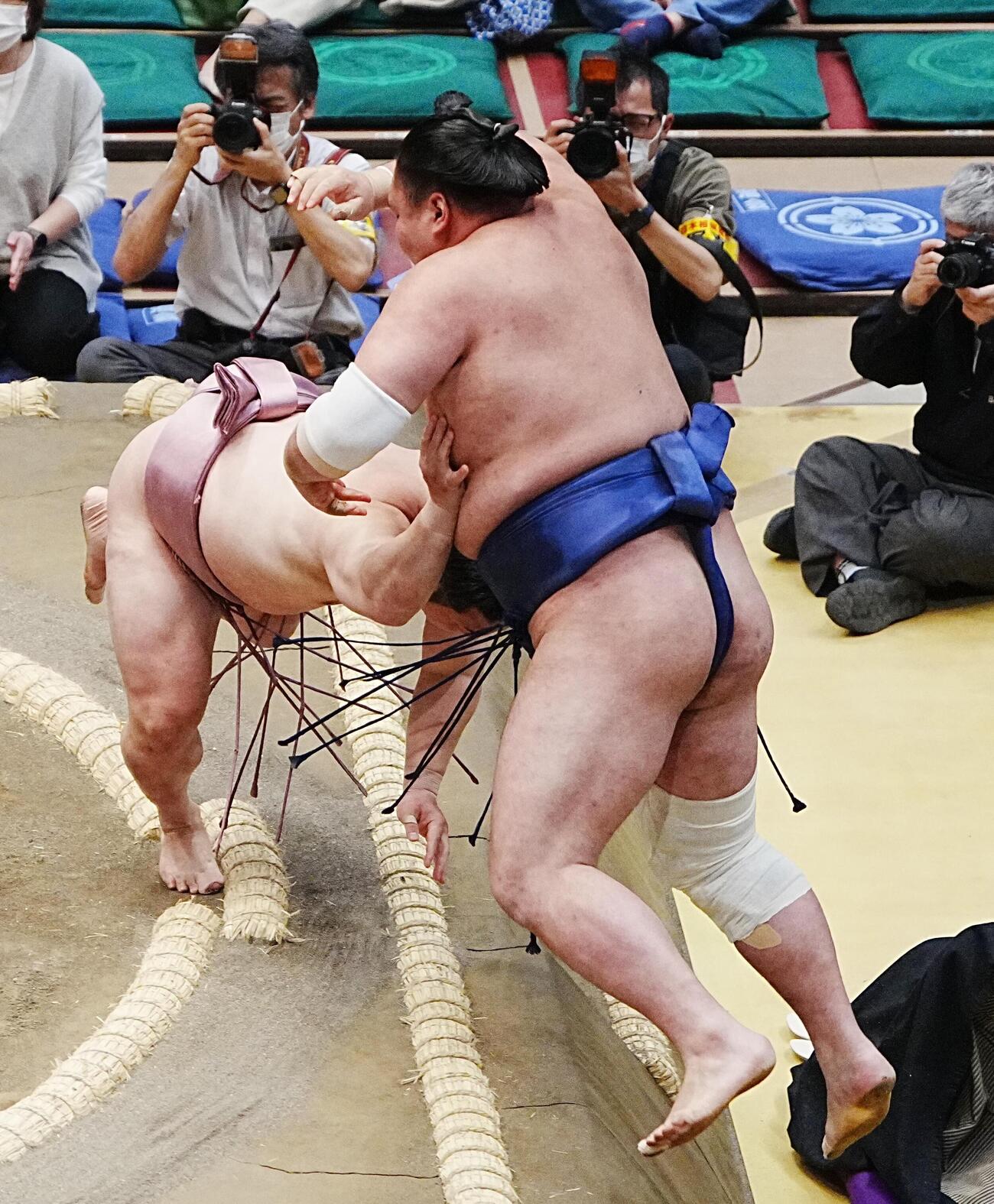 栃大海（右）を押し出しで破る炎鵬（撮影・小沢裕）