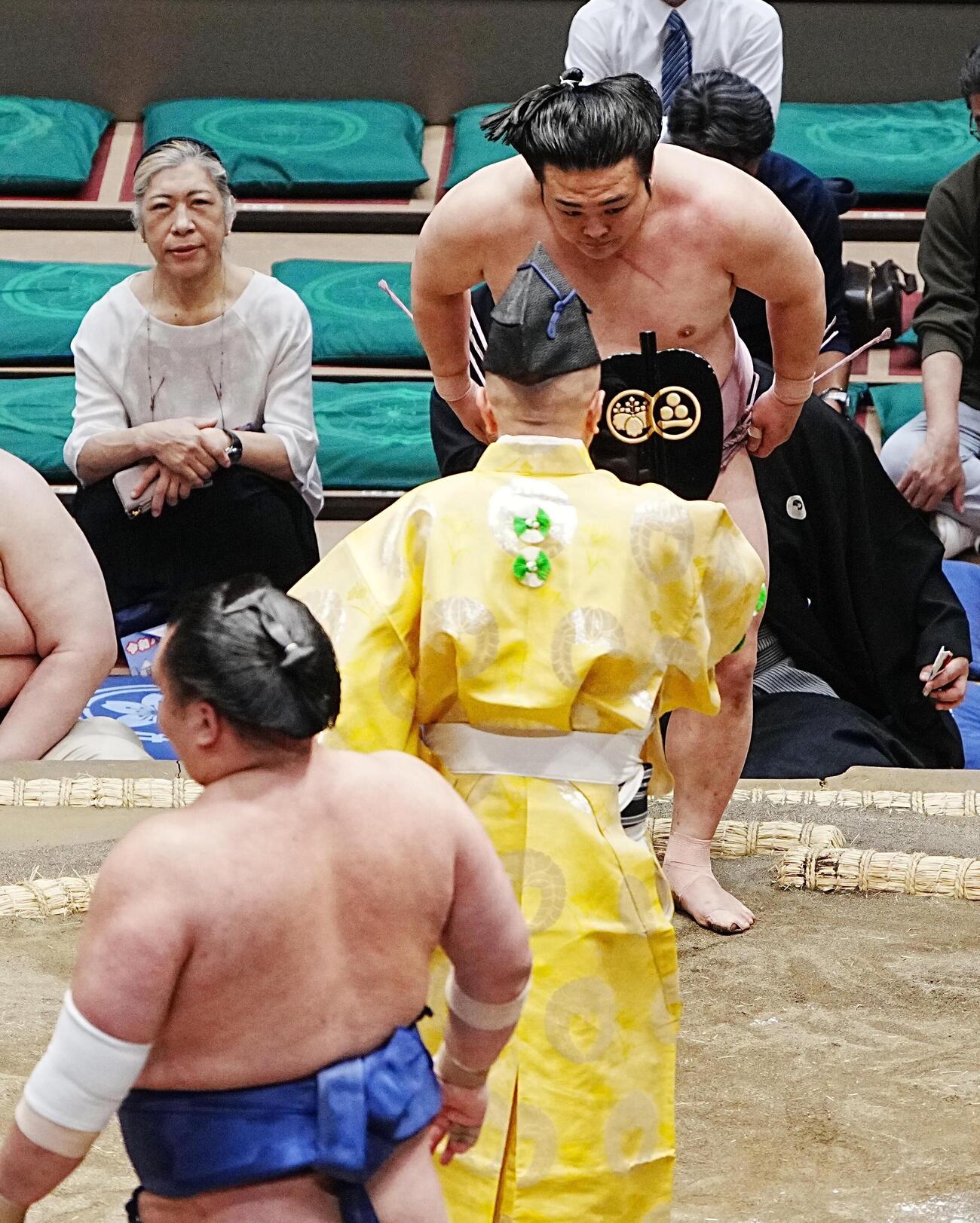 栃大海（手前）を押し出しで破り勝ち名乗りを受ける炎鵬（撮影・小沢裕）