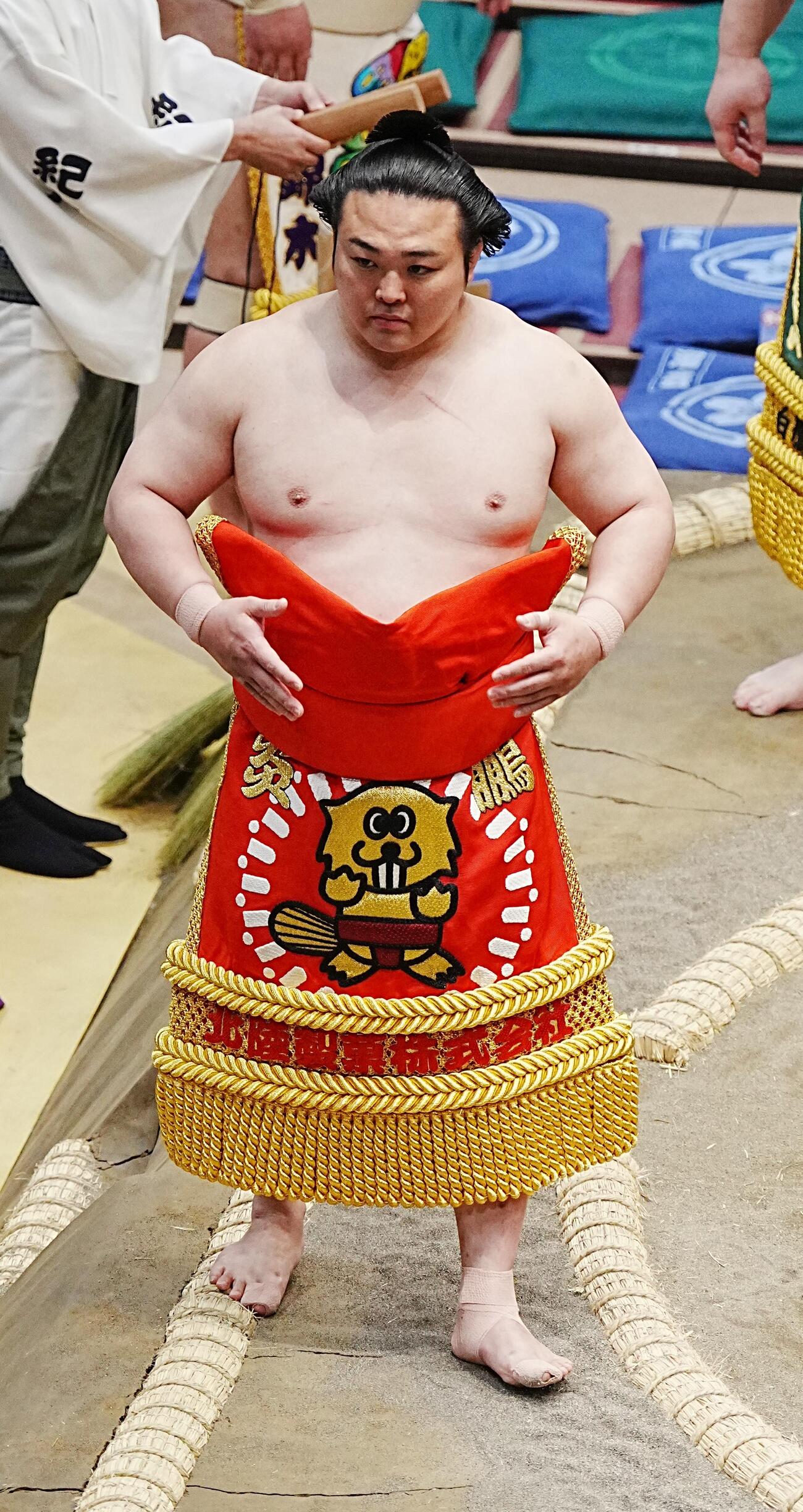 十両土俵入りに臨む炎鵬（撮影・小沢裕）