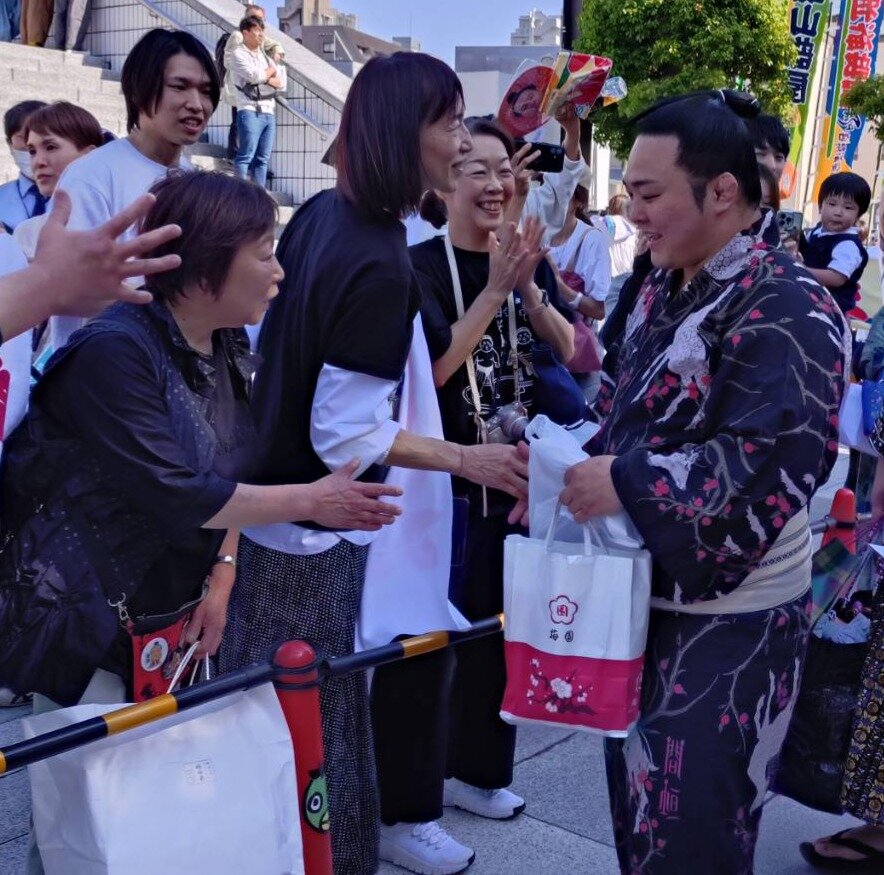 大相撲夏場所初日　復帰戦を白星で飾った炎鵬を祝福する母の中村由美子さん（左）