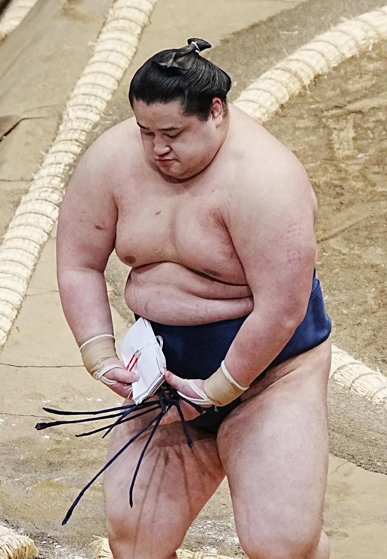 懸賞を手にする若ノ勝（撮影・小沢裕）