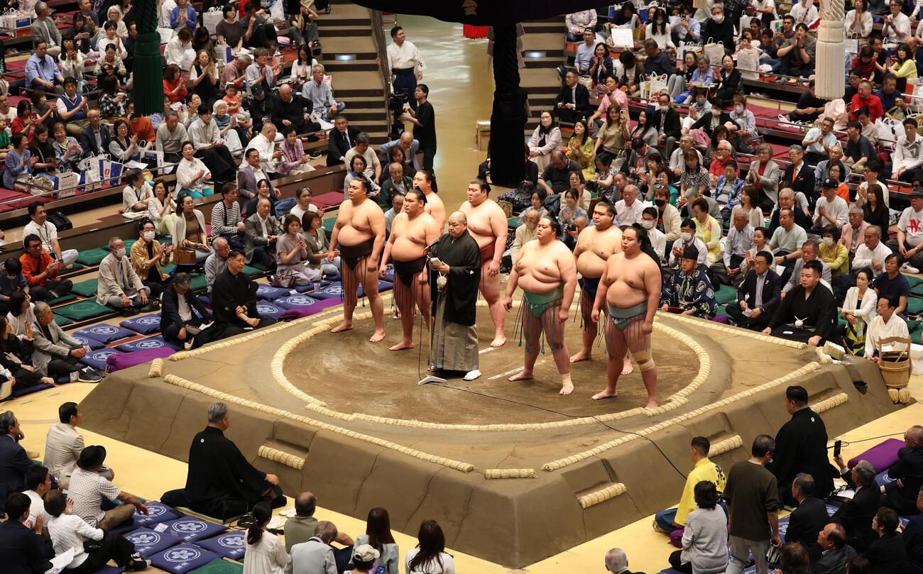 協会御挨拶であいさつする八角理事長（中央）