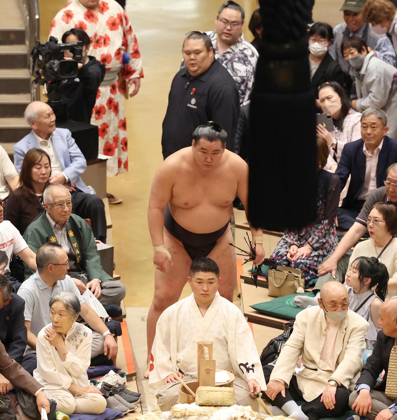 土俵に一礼して引き揚げる豊昇龍。後方から2人目は若者頭の千代丸
