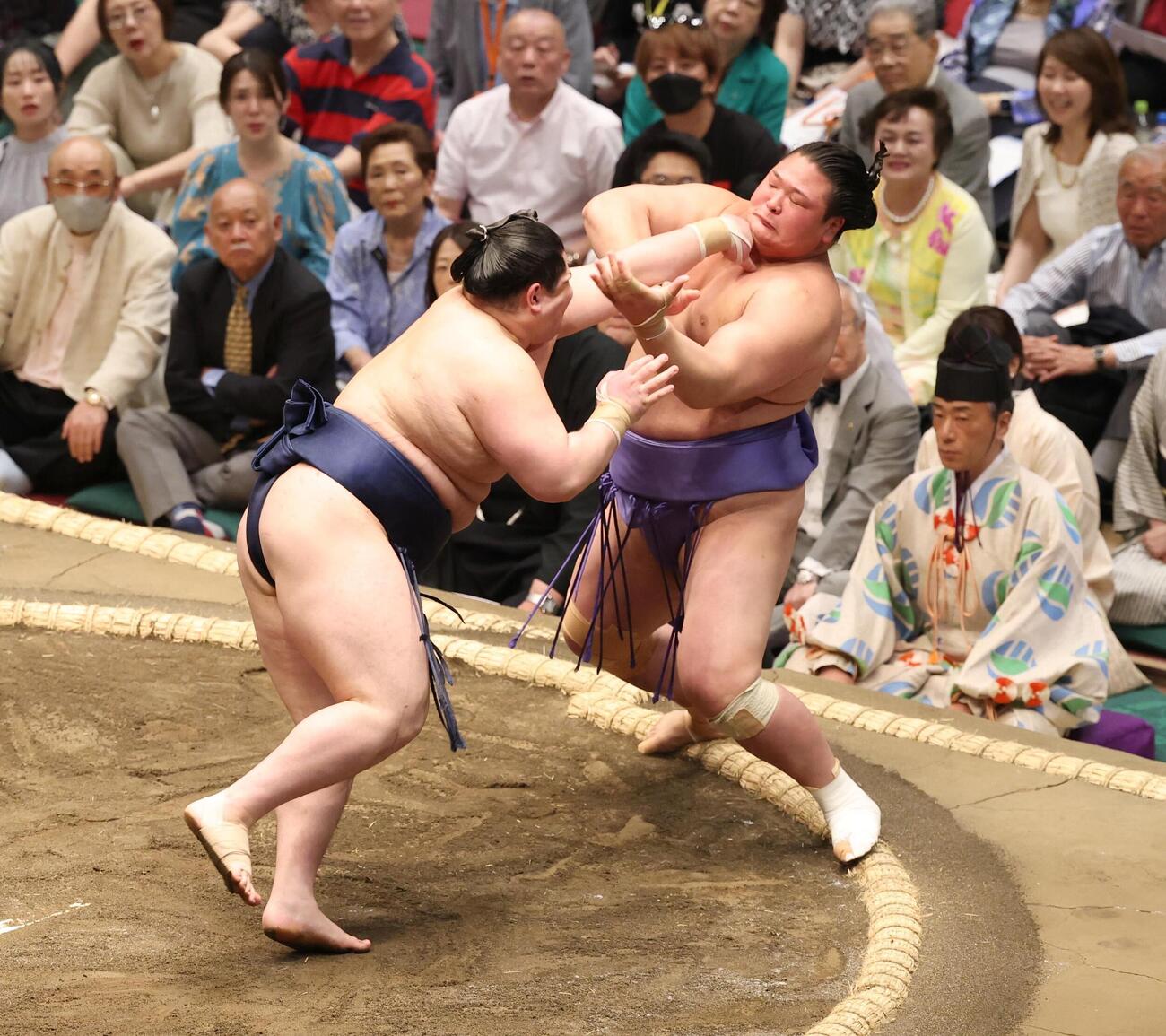 突き出しで欧勝海（右）を破る若ノ勝