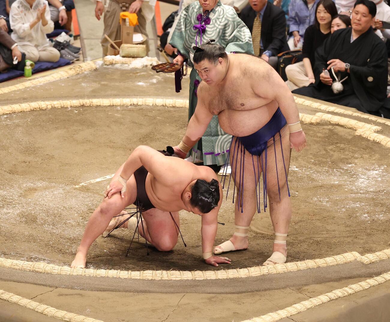 高安（右）との取り組みで足を痛める豊昇龍