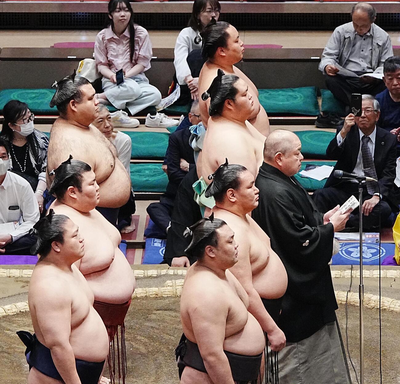大相撲夏場所初日　協会あいさつに臨む、前列手前から霧島、豊昇龍、八角理事長、琴桜、琴勝峰、後列手前から若隆景、熱海富士、高安　（撮影・小沢裕）
