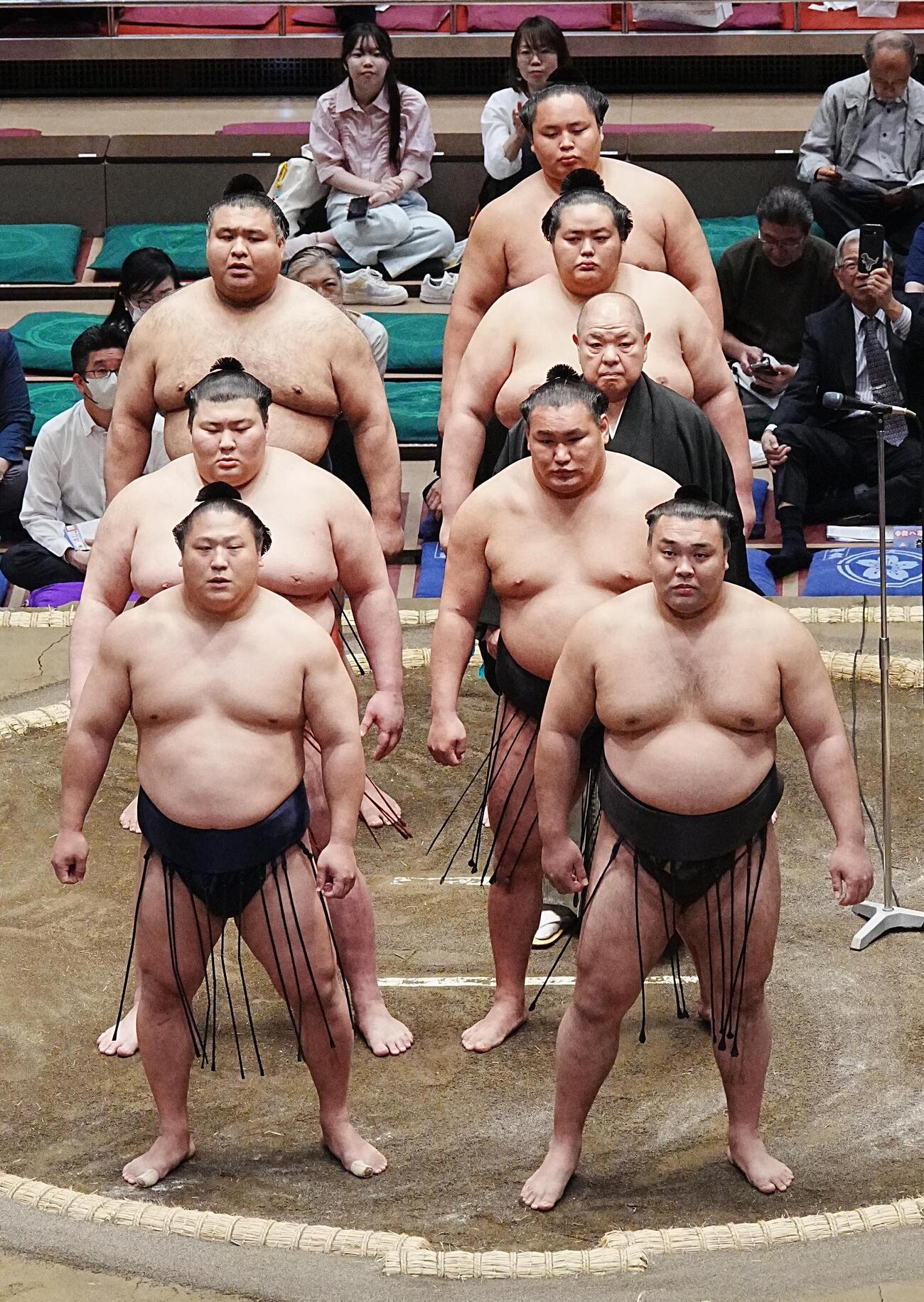 大相撲夏場所初日　協会あいさつに臨む、前列手前から霧島、豊昇龍、八角理事長、琴桜、琴勝峰、後列手前から若隆景、熱海富士、高安　（撮影・小沢裕）