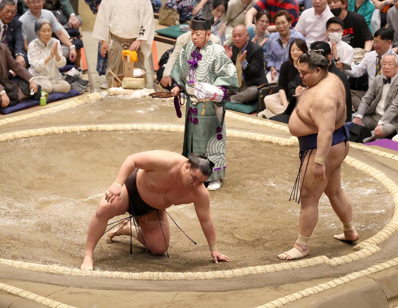 高安（右）との取り組みで足を痛める豊昇龍＝2026年5月10日　