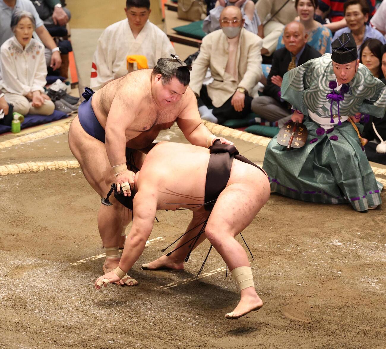 上手投げで豊昇龍を破る高安＝2026年5月10日　