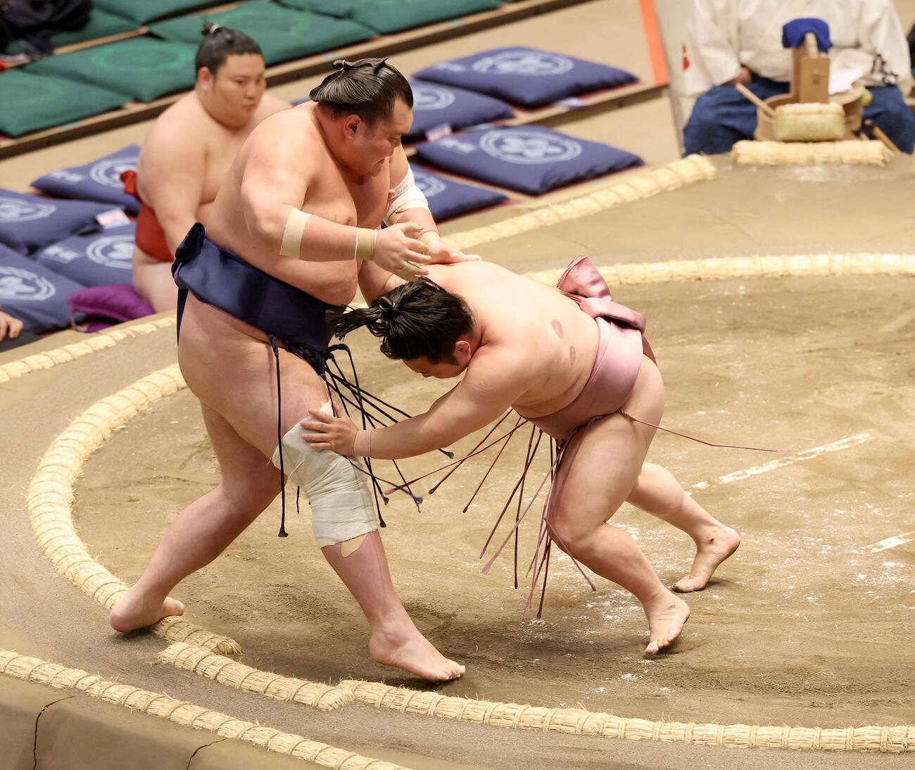 押し出しで栃大海（左）を破る炎鵬