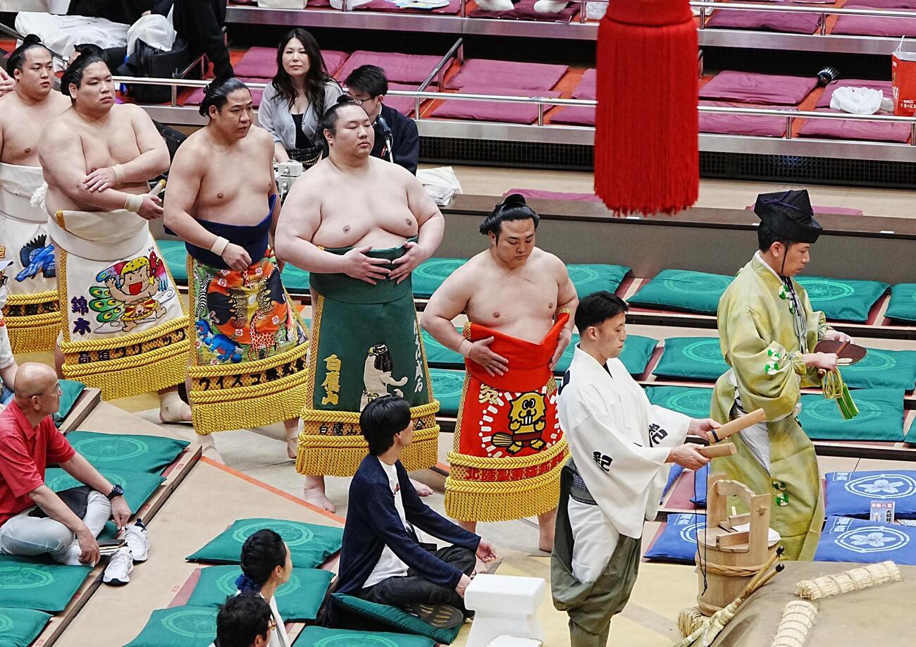 十両土俵入りに臨む炎鵬（撮影・小沢裕）