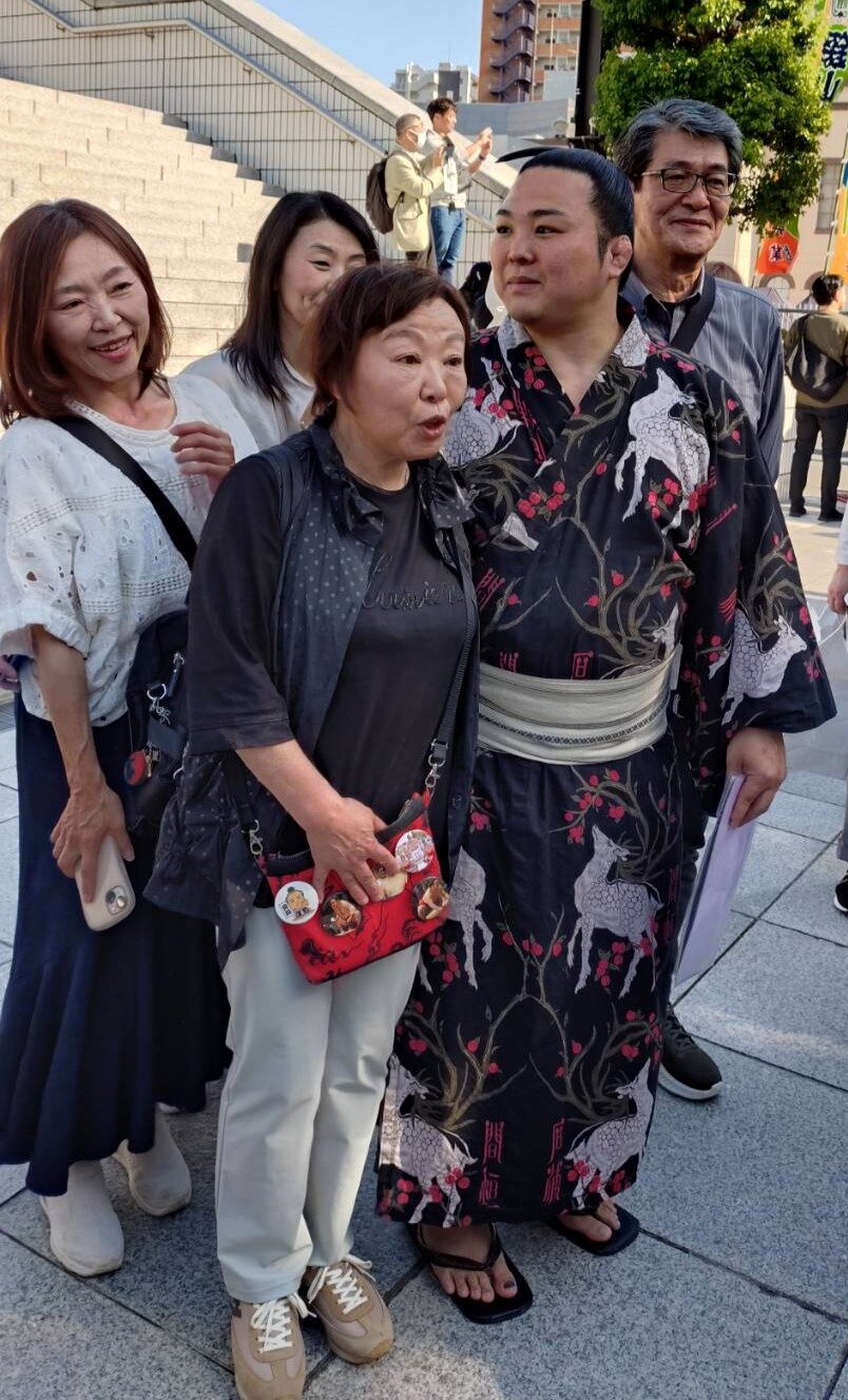 大相撲夏場所初日　復帰戦を白星で飾った炎鵬は母の中村由美子さん（前列左）らと記念撮影する
