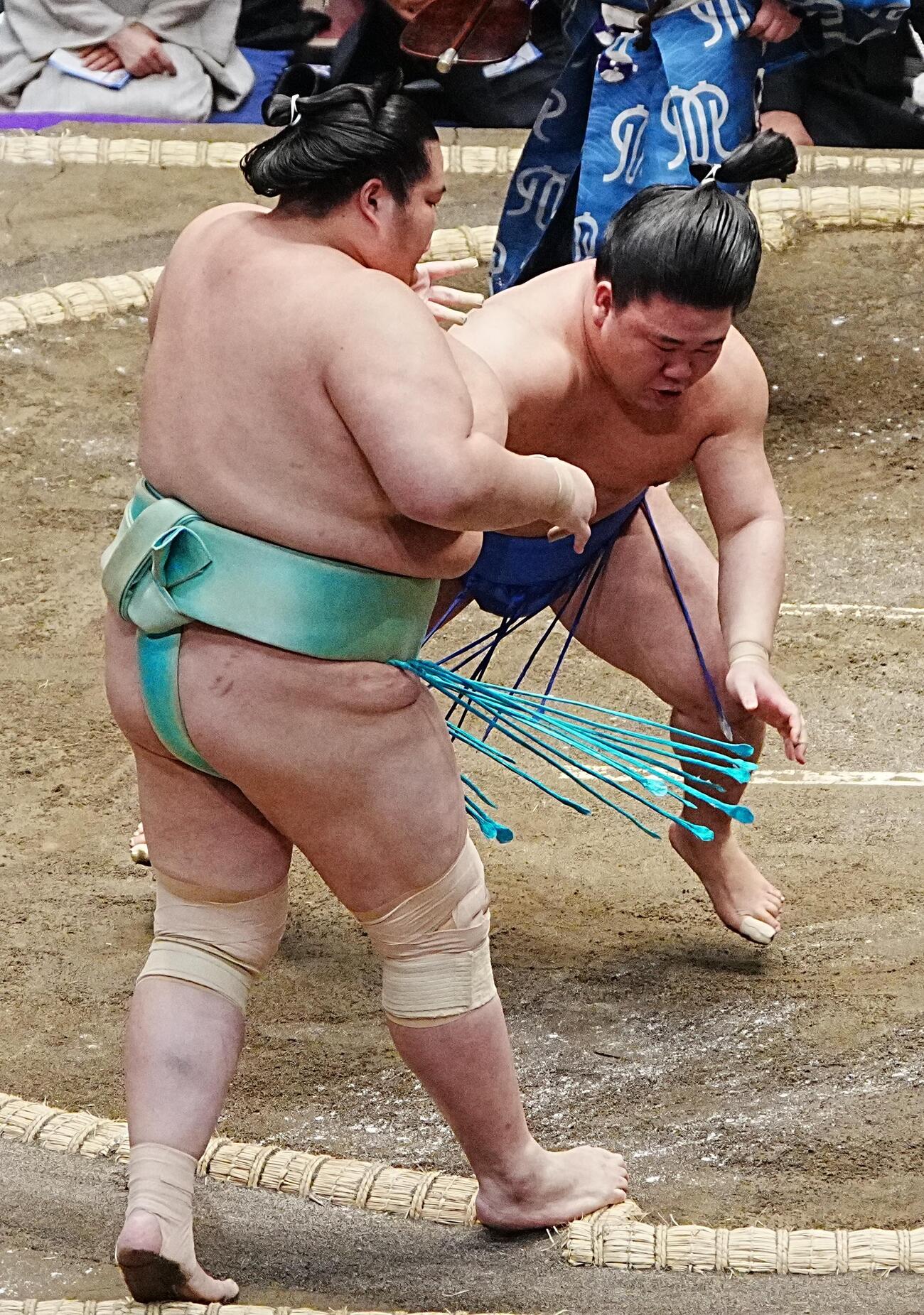 藤ノ川（右）は琴桜を突き出しで破る（撮影・小沢裕）