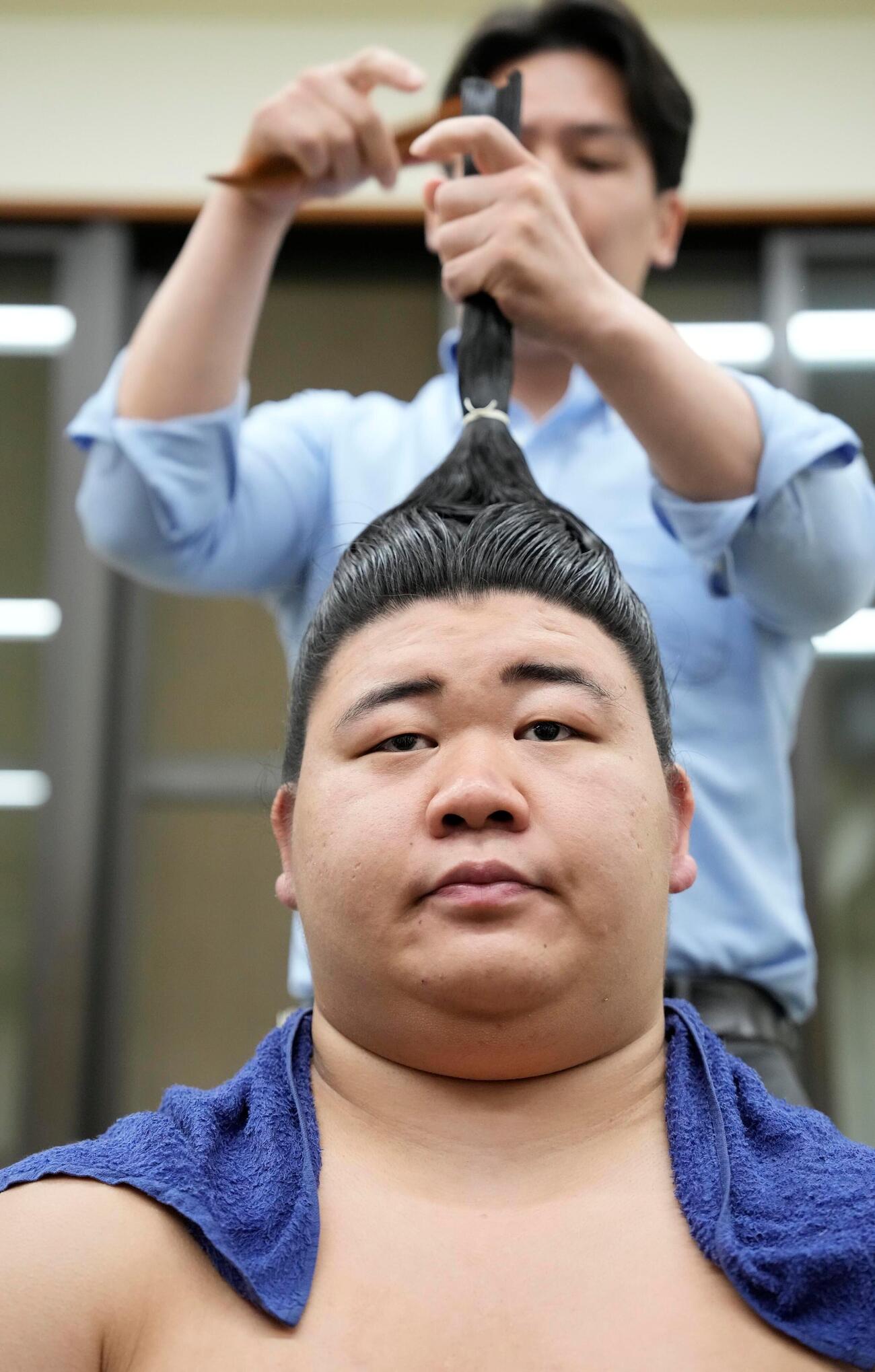 支度部屋で取材に応える藤ノ川