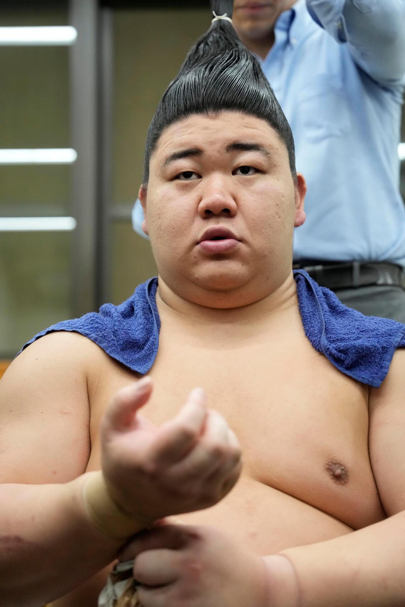 支度部屋で取材に応える藤ノ川