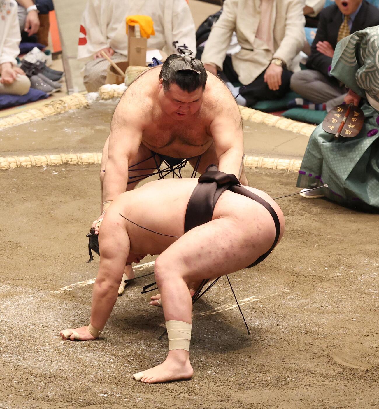 上手投げで豊昇龍を破る高安