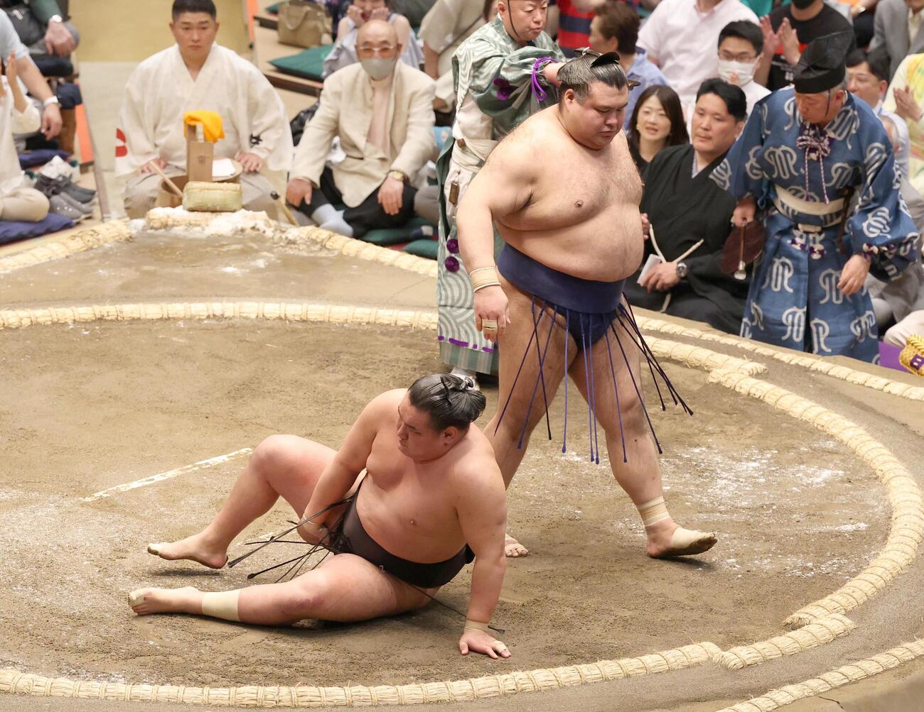 高安（右）との取り組みで足を痛める豊昇龍