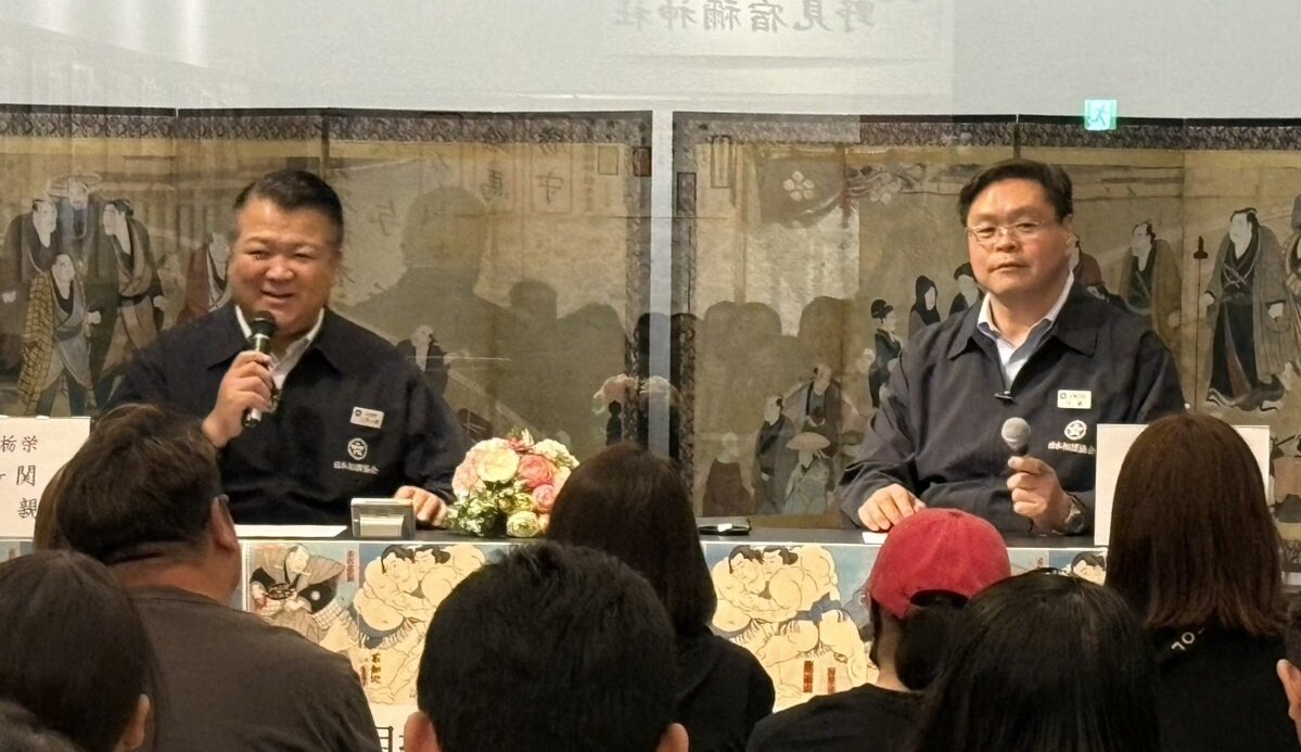 親方トークショーに出演した三保ケ関親方（元幕内栃栄、左）と竹縄親方（元関脇栃乃洋）
