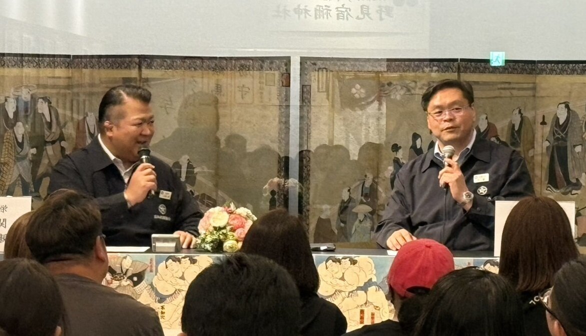 親方トークショーに出演した三保ケ関親方（元幕内栃栄、左）と竹縄親方（元関脇栃乃洋）