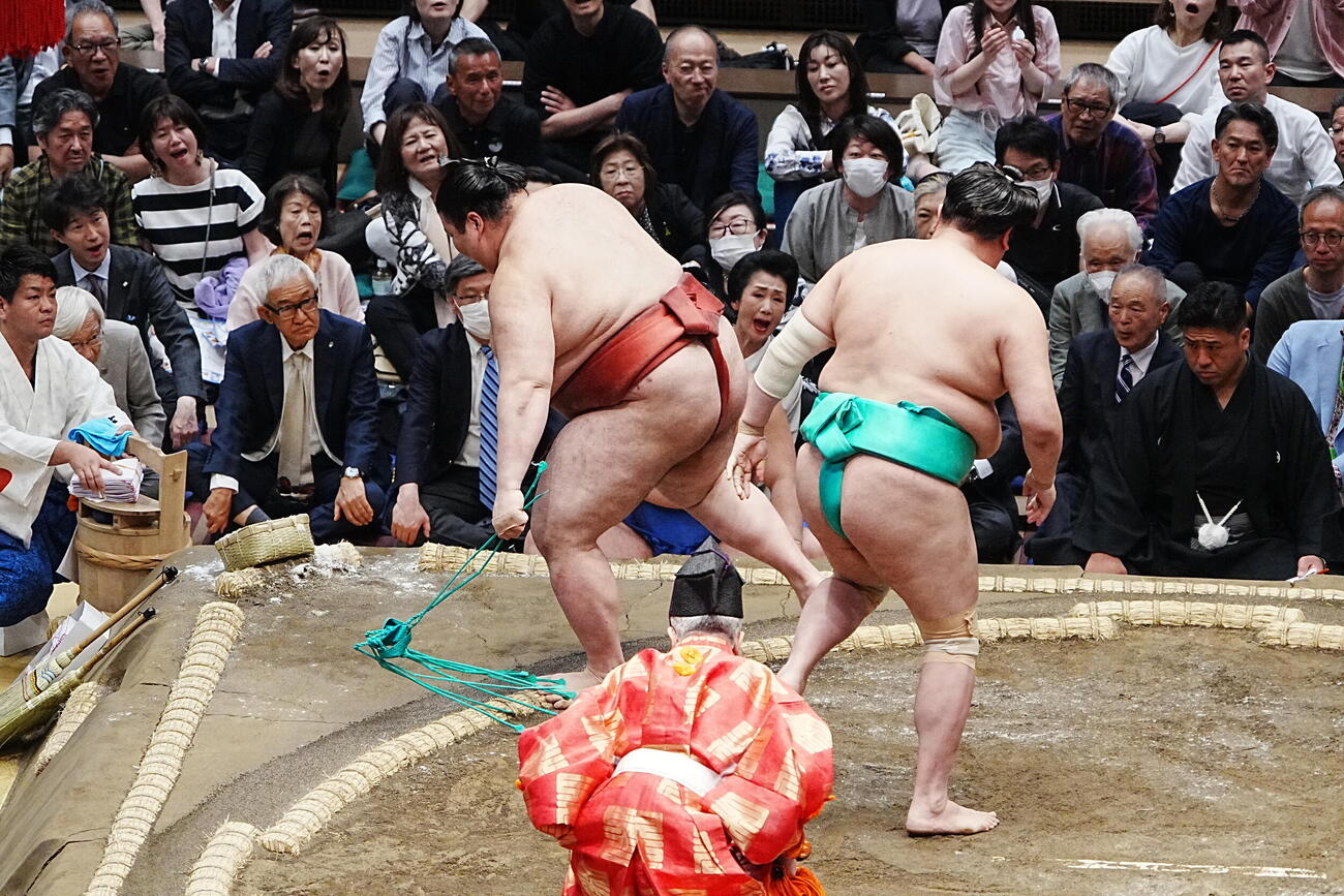 熱海富士（左）は一山本にはたき込みで敗れる　（撮影・小沢裕）