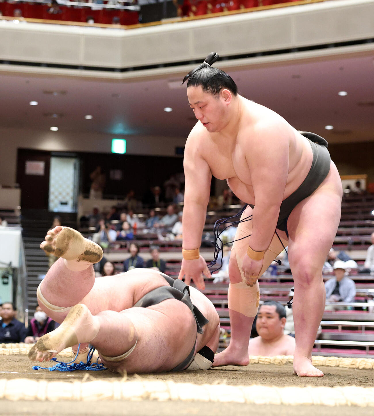 大凜山（左）を引き落としで破る三田（撮影・鈴木正人）