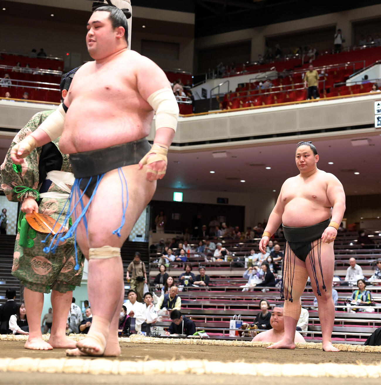 大凜山（左）を引き落としで破った三田（撮影・鈴木正人）