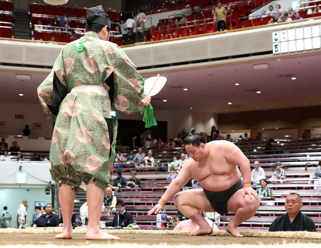 大凜山を引き落としで破り勝ち名乗りを受ける三田（撮影・鈴木正人）