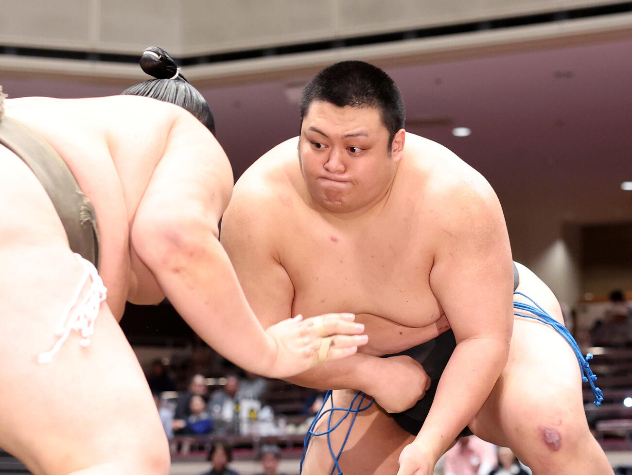 昂輝（左）に鋭い立ち合いで攻める火雷（撮影・鈴木正人）