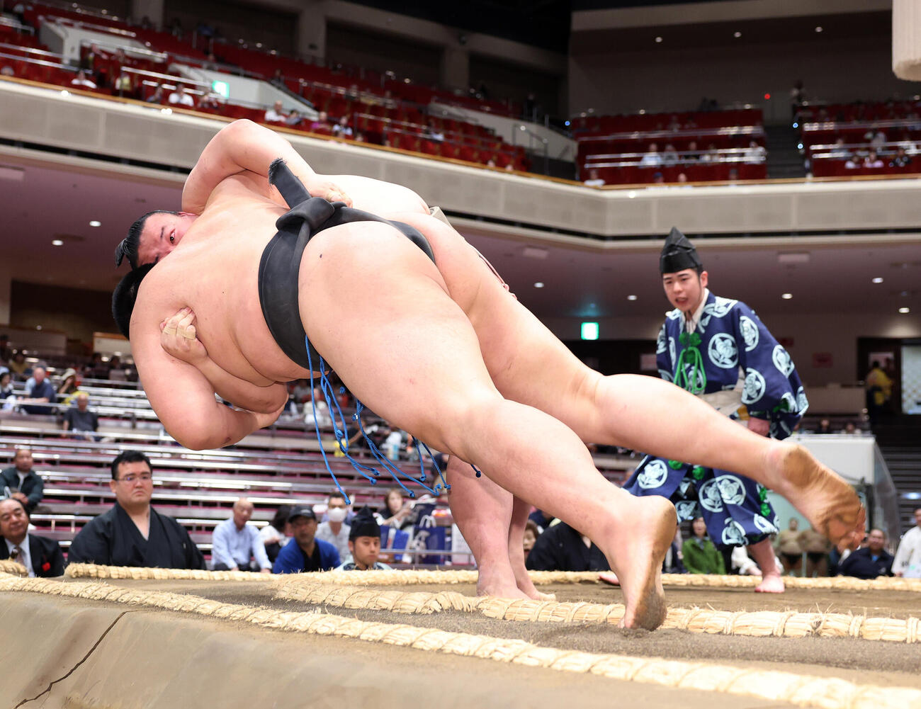 昂輝（後方）に寄り切りで敗れる火雷（撮影・鈴木正人）