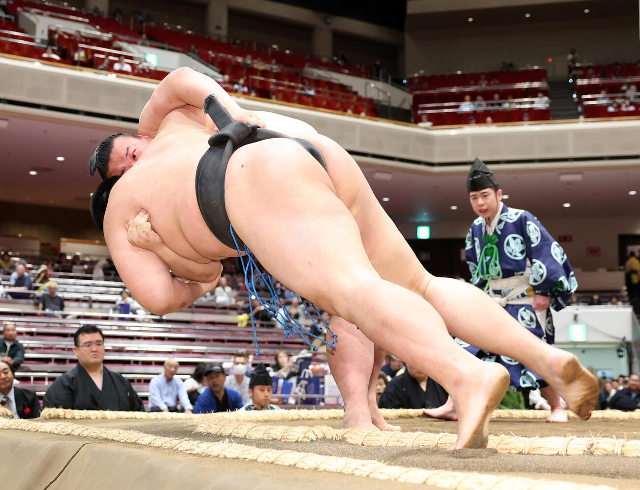昂輝（後方）に寄り切りで敗れる火雷（撮影・鈴木正人）