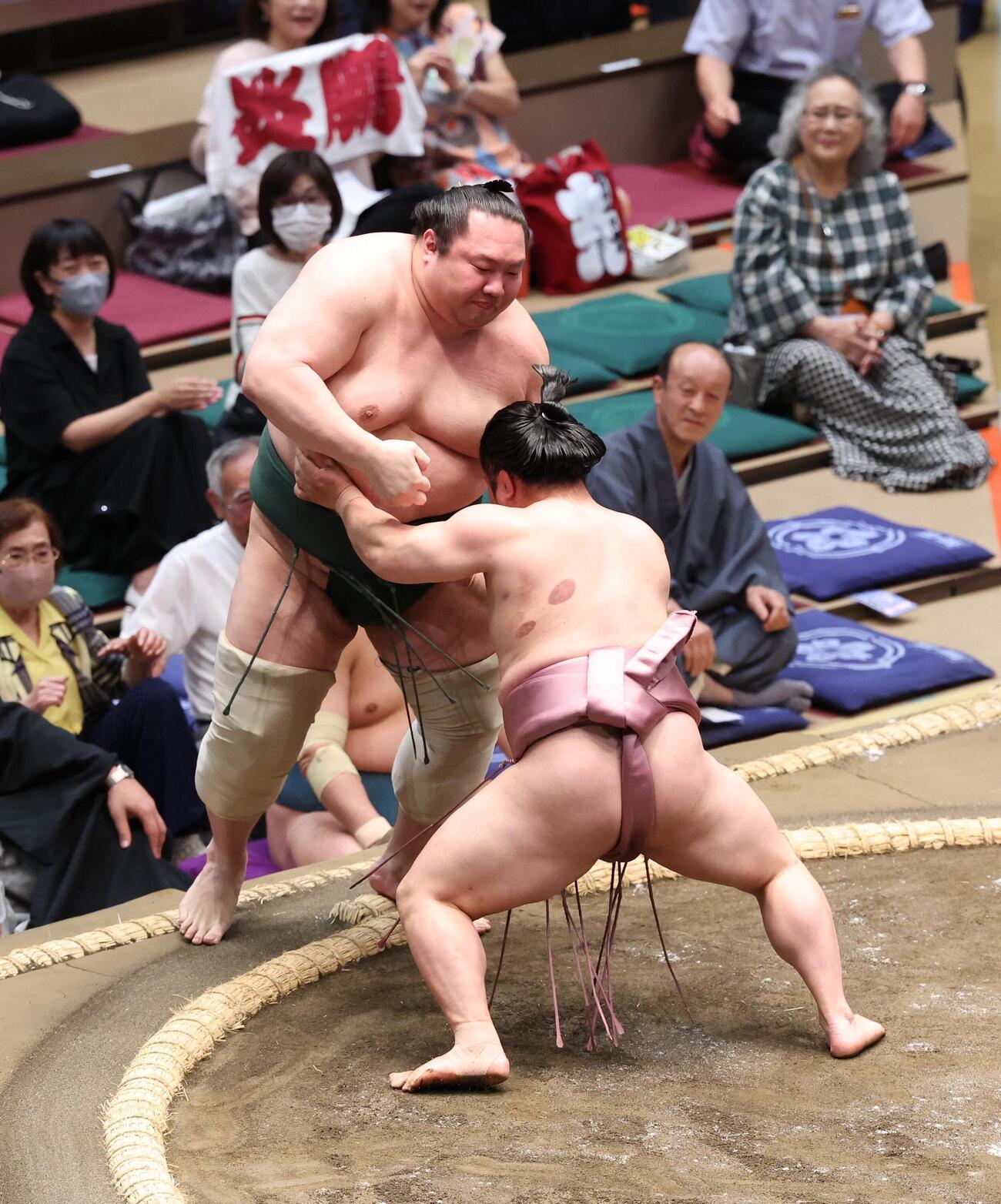 白鷹山（左）をより切りで破る炎鵬（撮影・黒川智章）