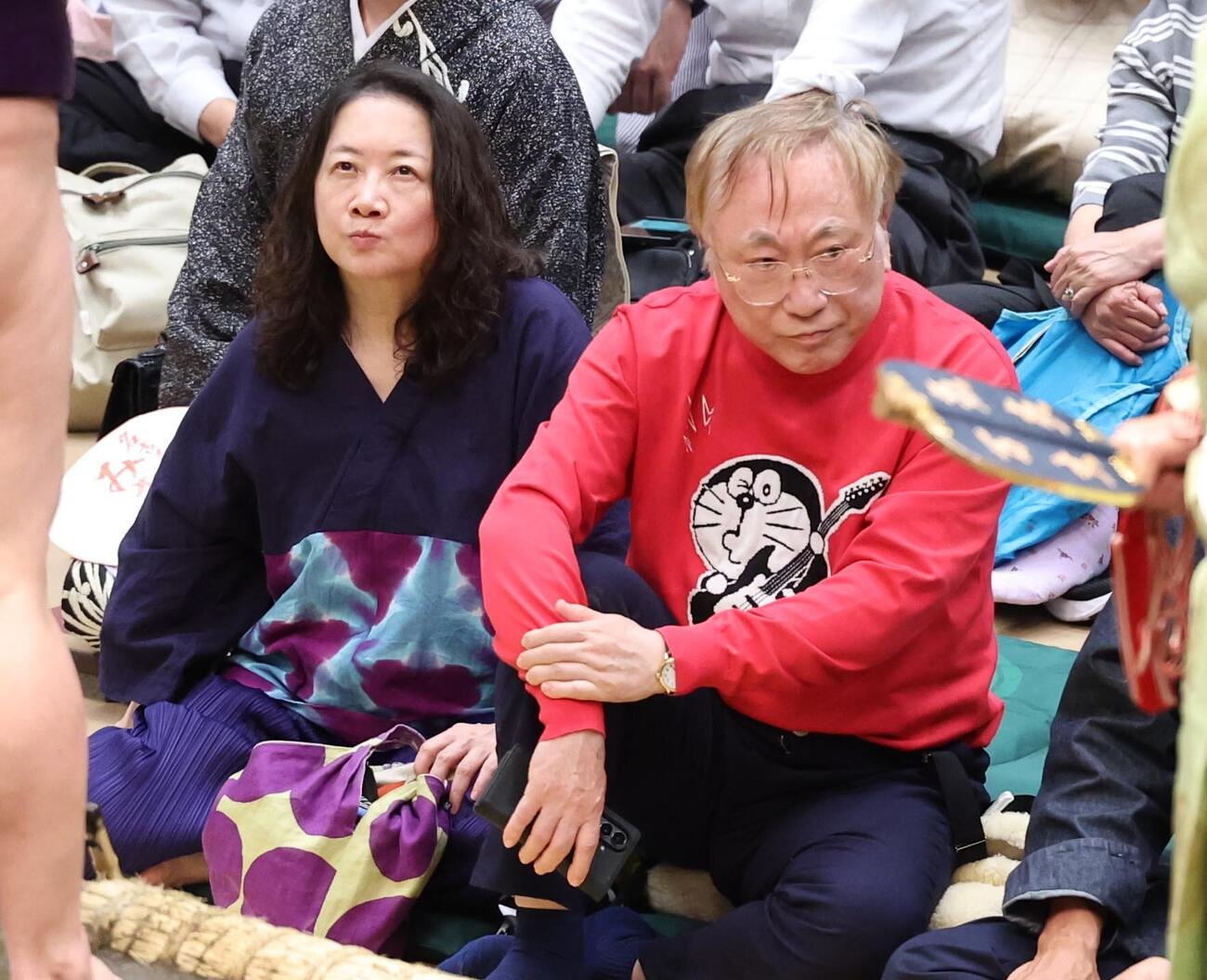 西原理恵子氏（左）と観戦する高須克弥院長（撮影・黒川智章）