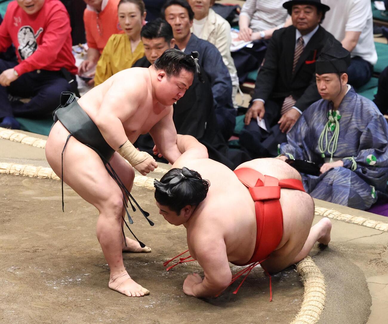 嘉陽（右）を寄り倒しで破る翠富士（撮影・黒川智章）