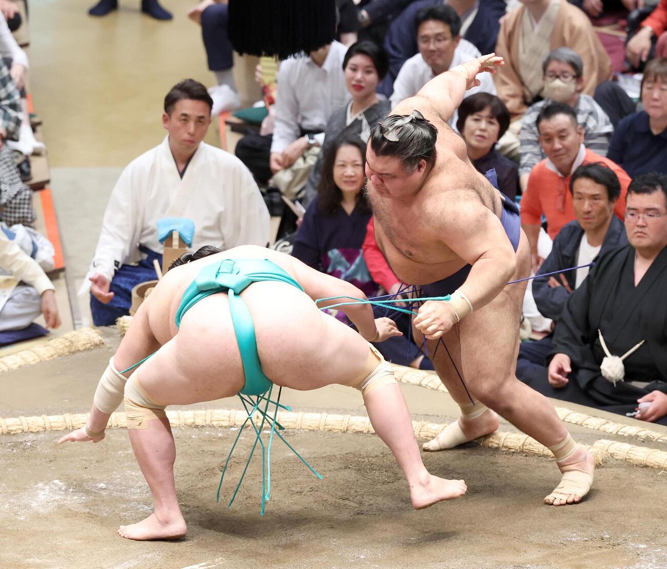 一山本（左）を引き落としで破る高安（撮影・黒川智章）