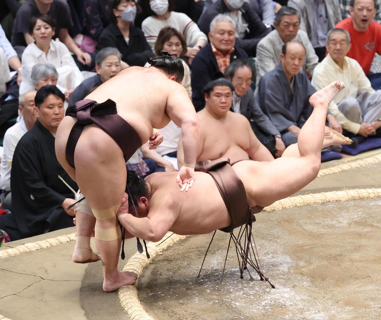 押し出しで朝乃山（左）を破る伯乃富士（撮影・黒川智章）