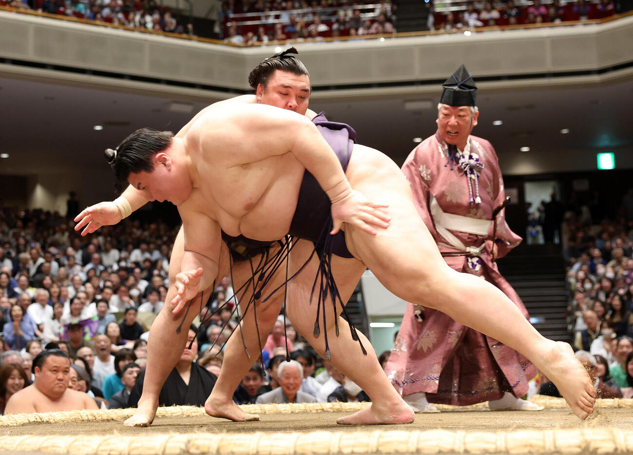 義ノ富士（手前）を突き落としで破る霧島（撮影・鈴木正人）