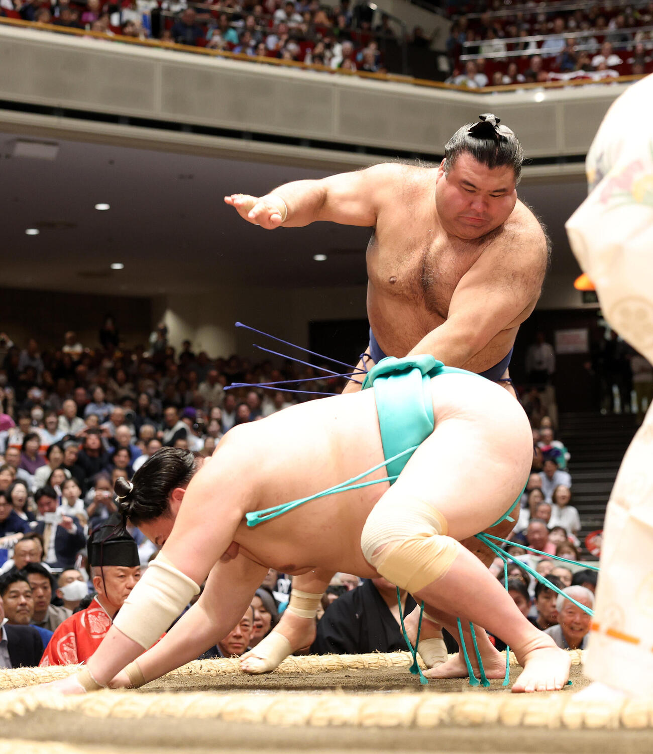 一山本（下）を引き落としで破る高安（撮影・鈴木正人）