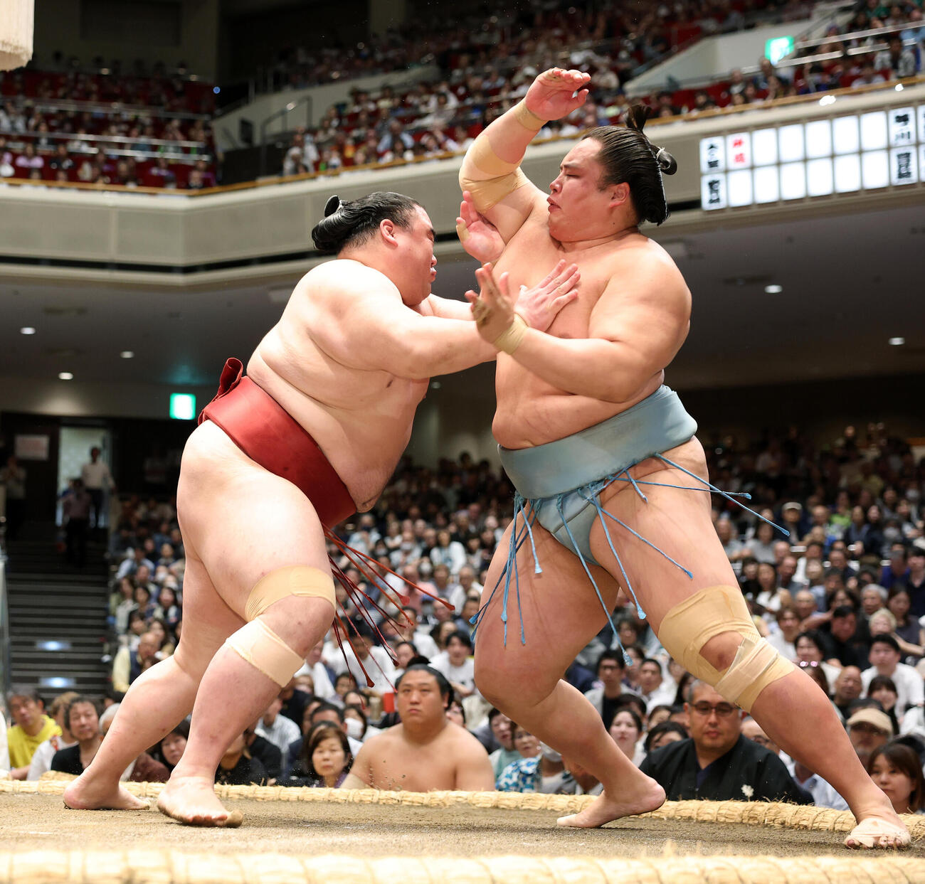 琴勝峰（右）を攻める隆の勝（撮影・鈴木正人）