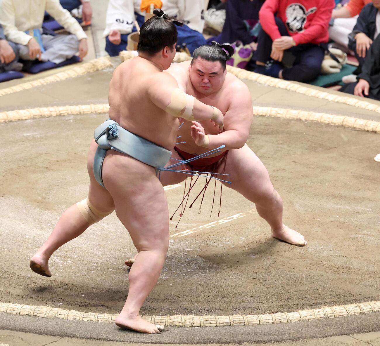 琴勝峰（左）を押し出しで破る隆の勝（撮影・黒川智章）