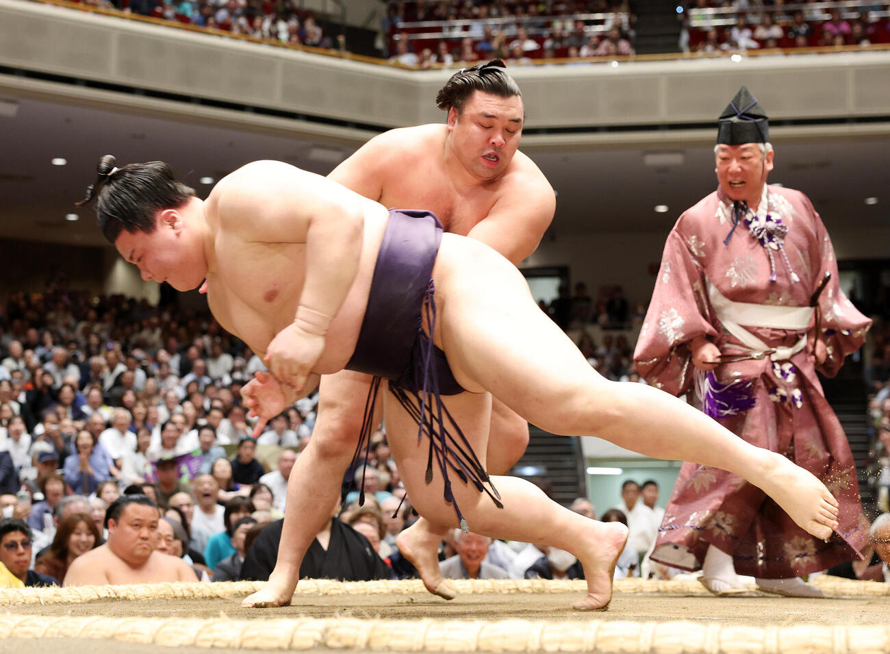義ノ富士（手前）を突き落としで破る霧島（撮影・鈴木正人）