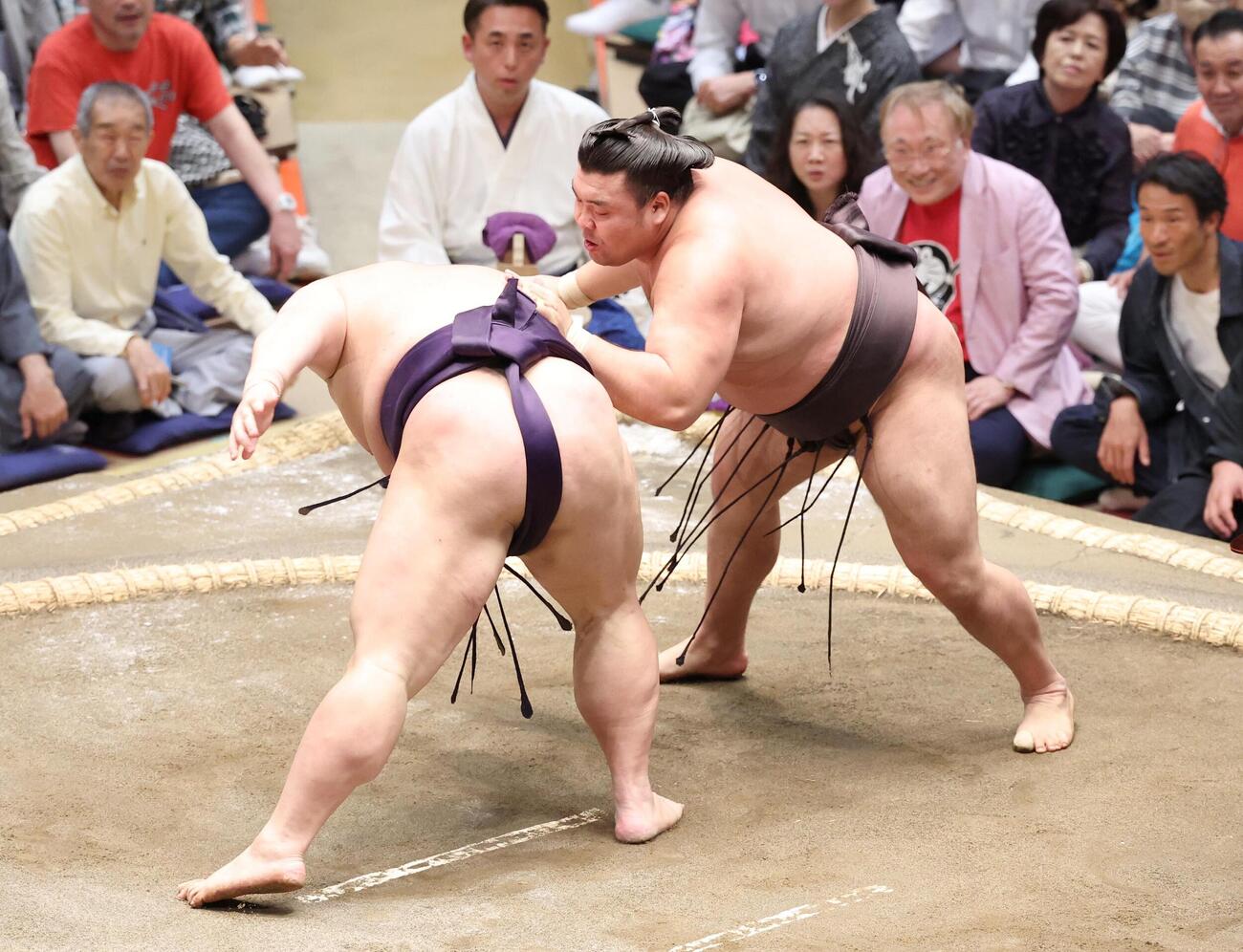 義ノ富士（左）を突き出しで破る霧島（撮影・黒川智章）