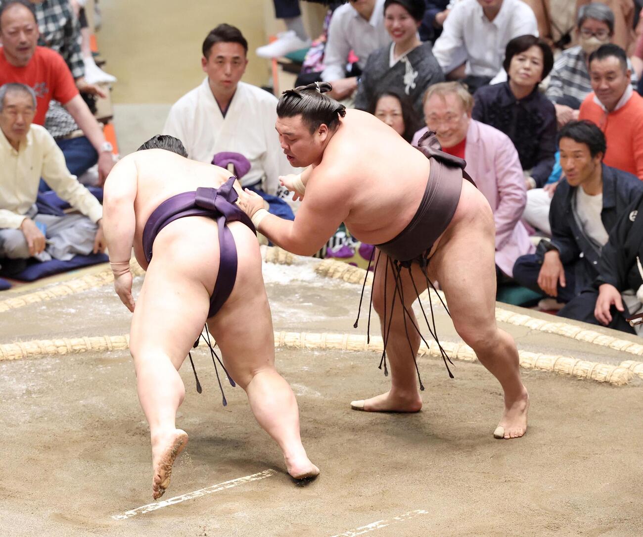 義ノ富士（左）を突き出しで破る霧島（撮影・黒川智章）